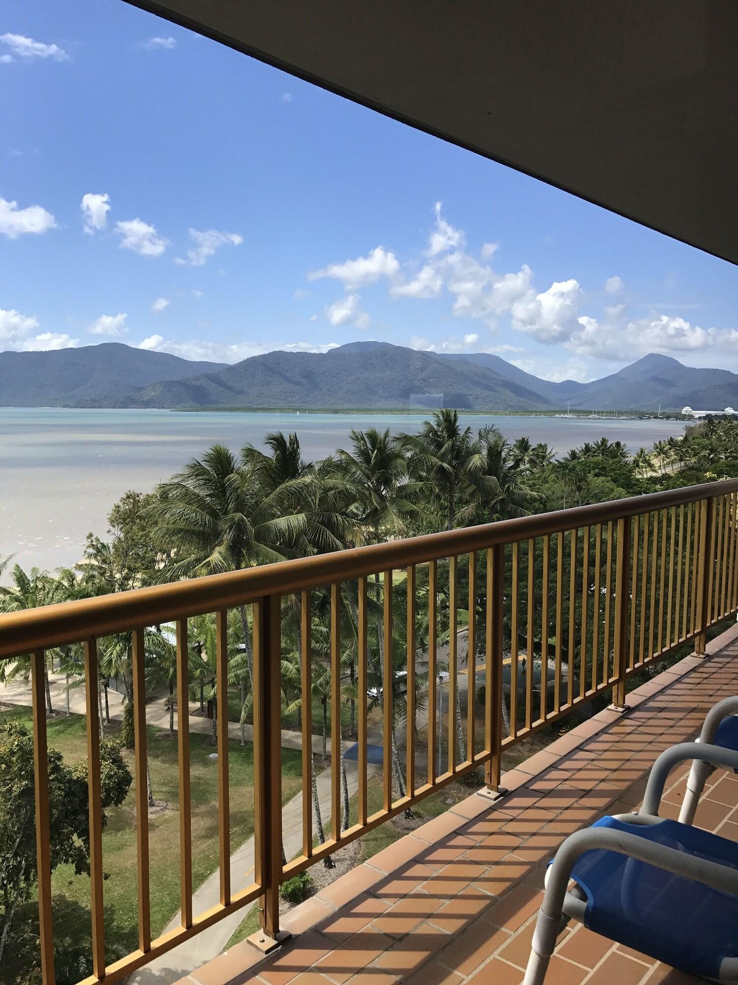 Coral Towers Holiday Suites Cairns Exterior photo