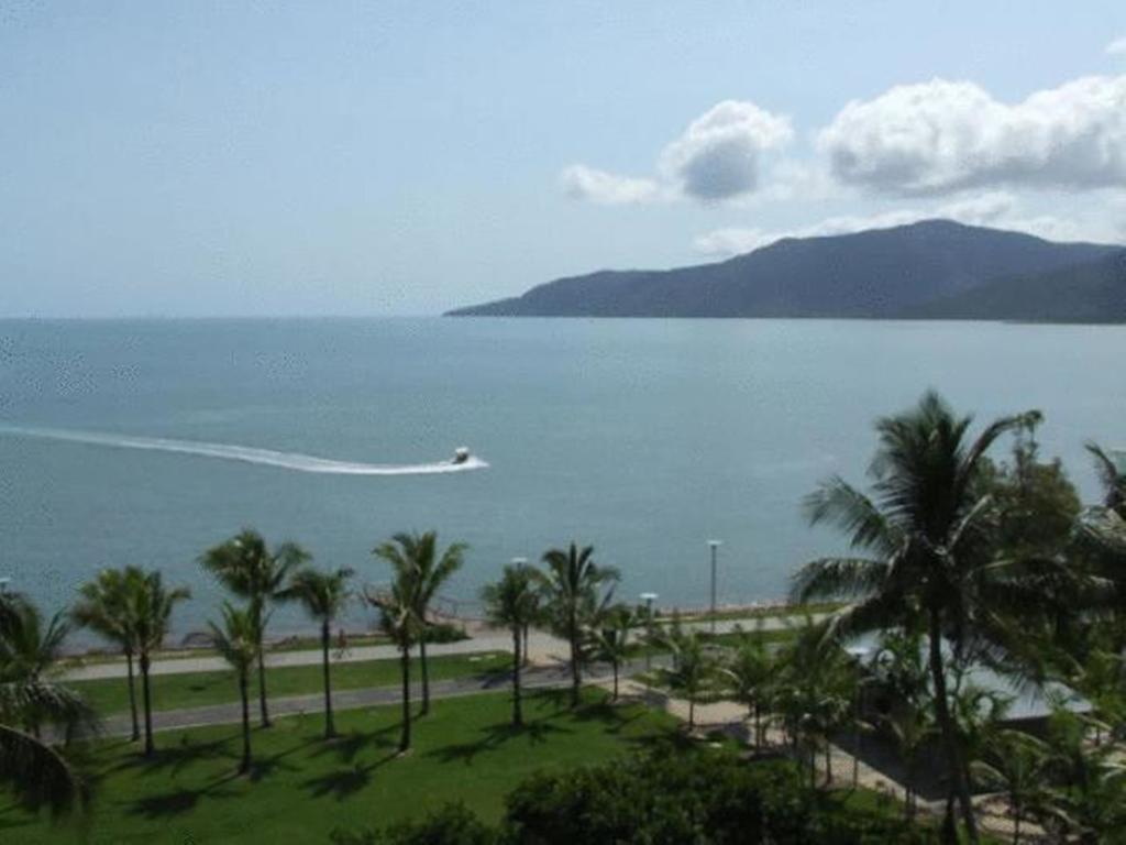 Coral Towers Holiday Suites Cairns Exterior photo