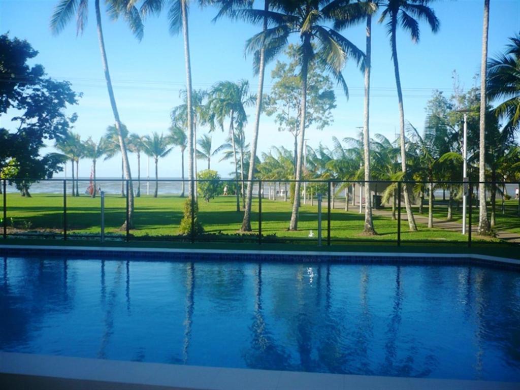 Coral Towers Holiday Suites Cairns Exterior photo